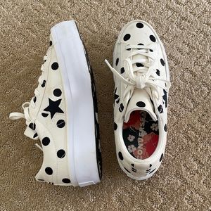 Super cute platform Converse polka dot sneakers.